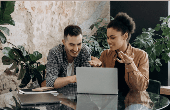 Two ppl with computer